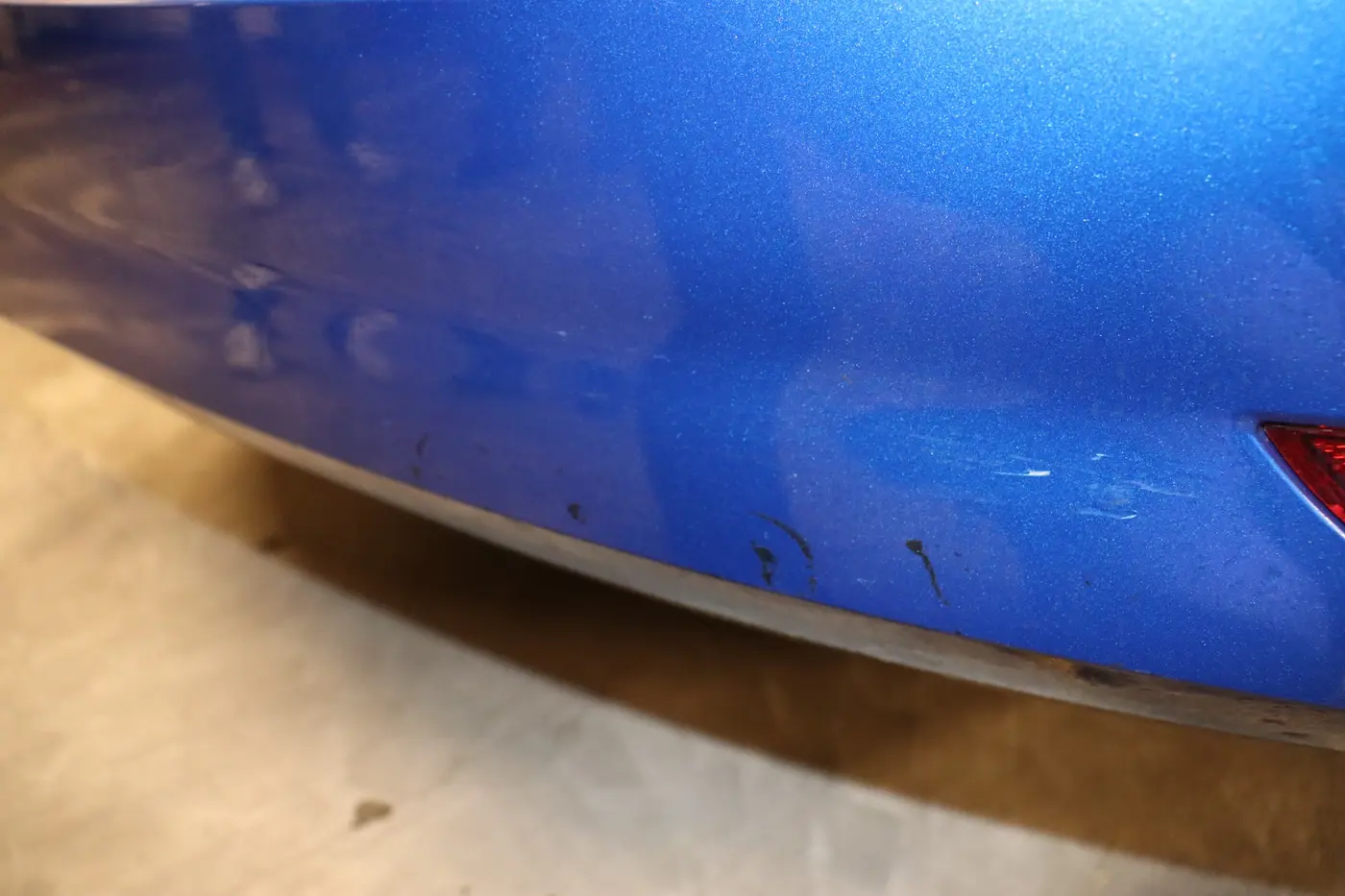 Detailaufnahme der sichtbaren Kratzspuren am hinteren Stoßfänger