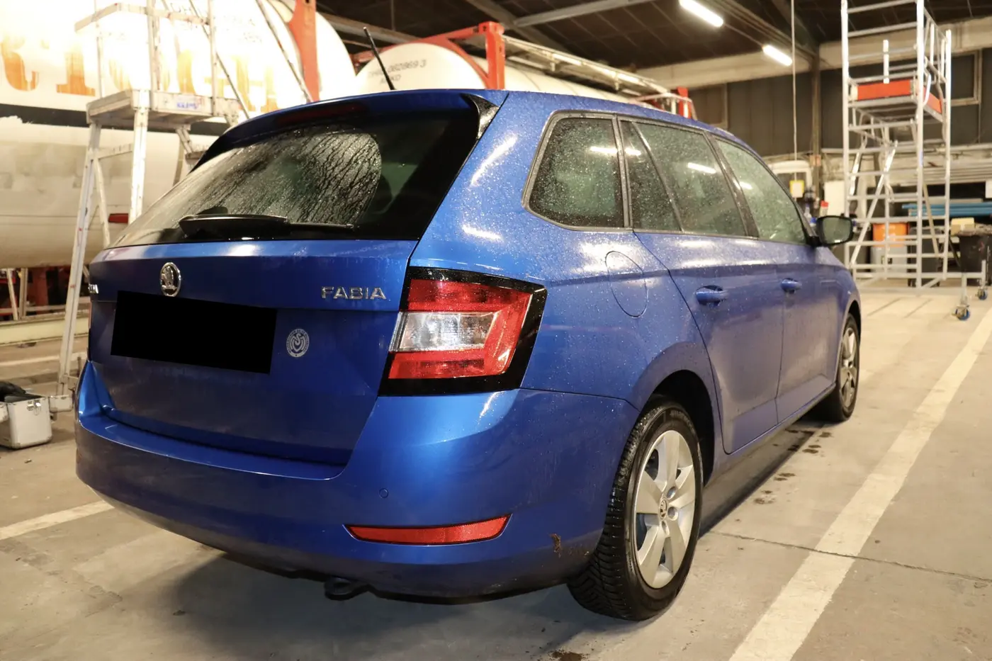 Anonymisierte Übersichtsaufnahme eines Škoda Fabia mit Heckschaden