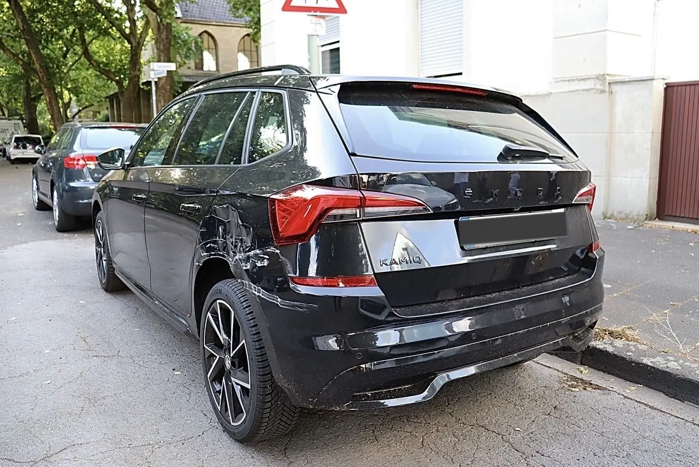 Anonymisierte Übersichtsaufnahme eines Škoda Kamiq mit Schaden hinten links