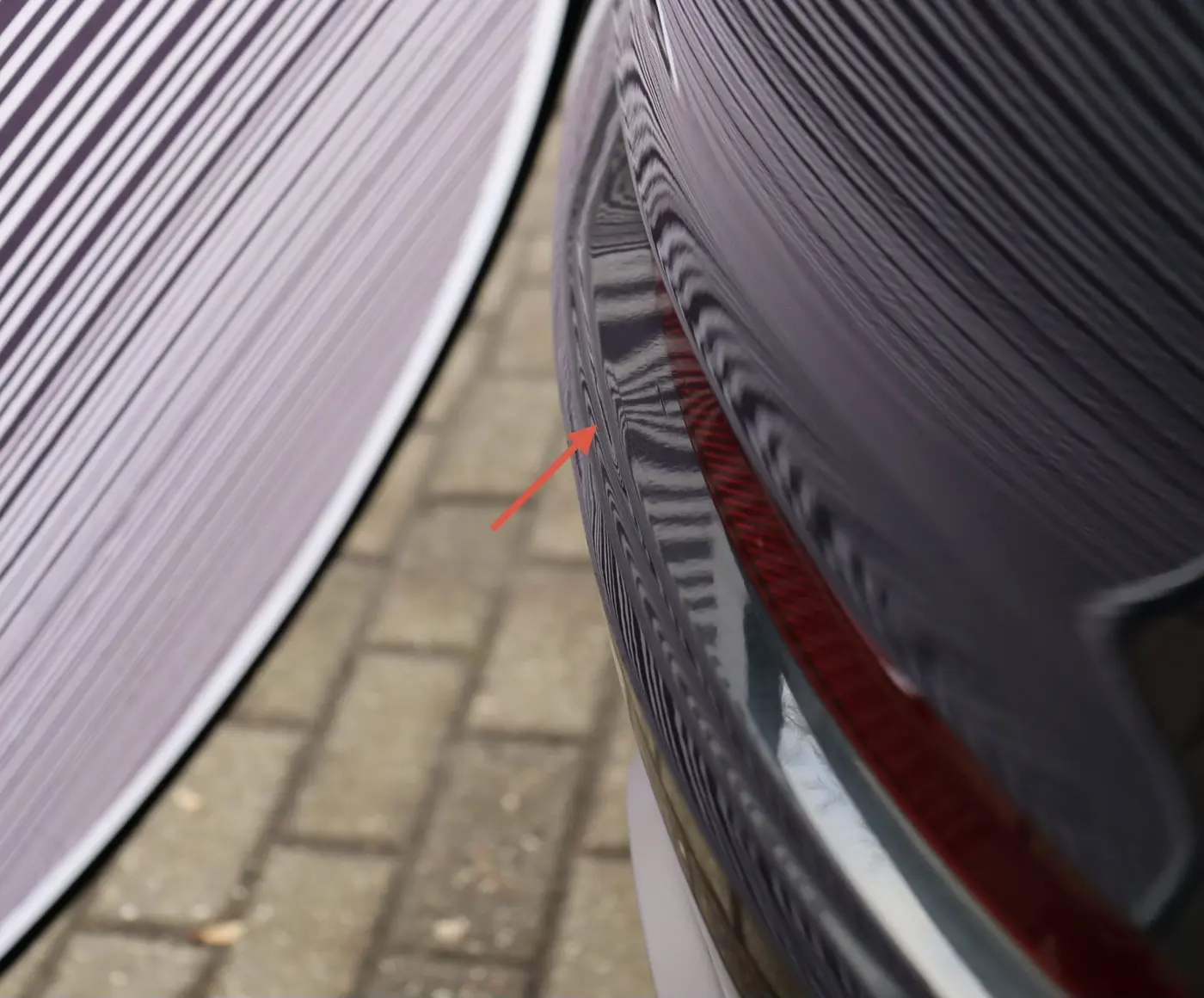 Detailaufnahme einer Verformung im hinteren Seitenbereich des Volvo XC90